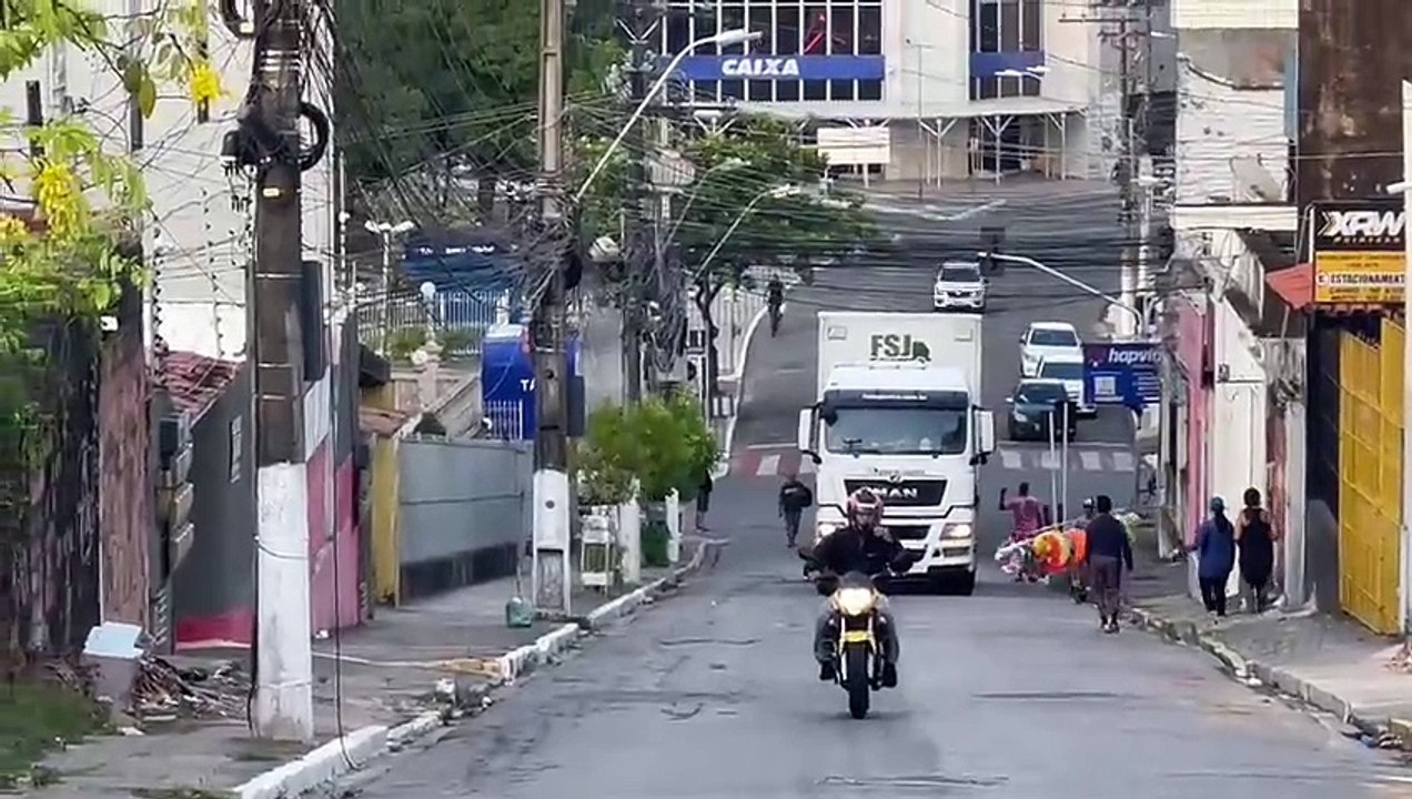 Carreta não consegue subir a Ladeira da Catedral