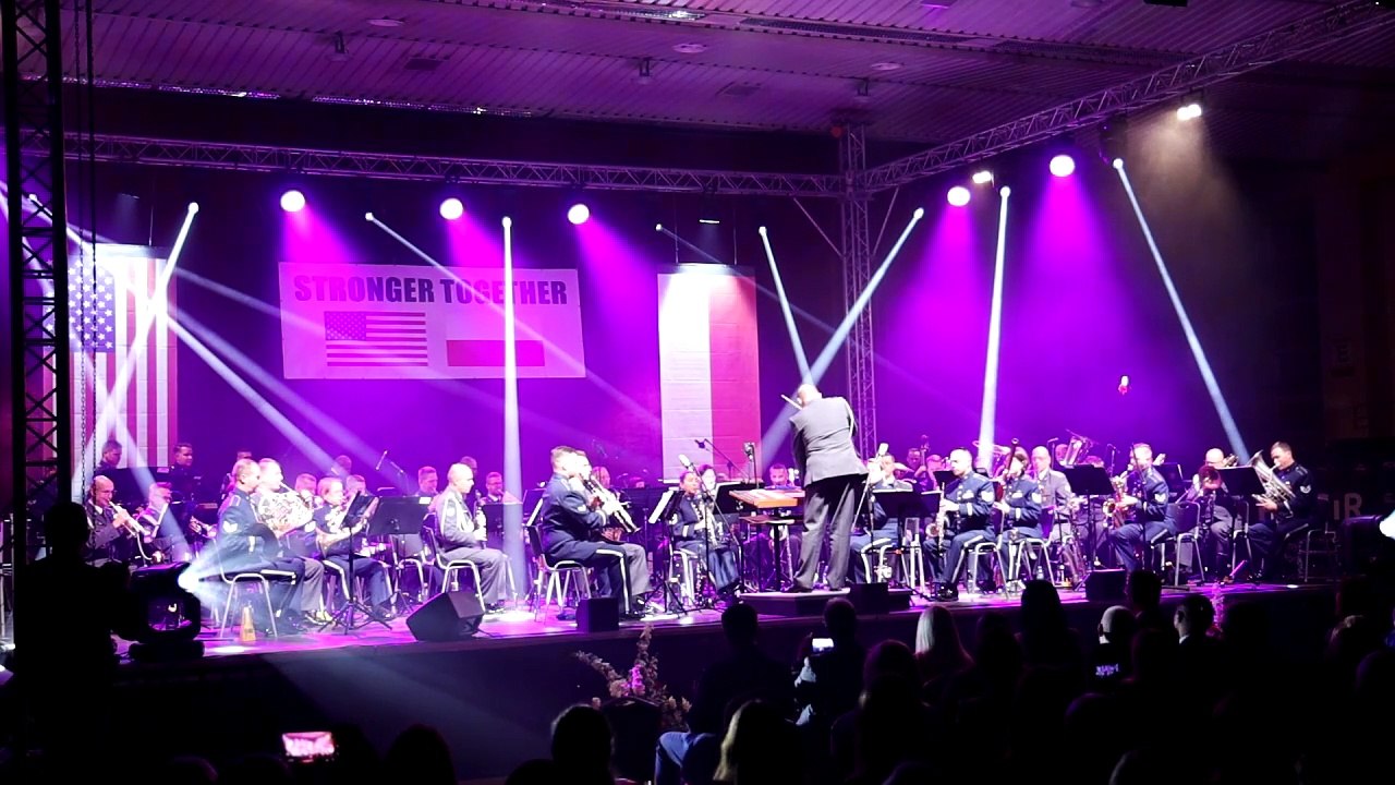 Tak brzmi utwór powstały z połączenia hymnów USA i Polski