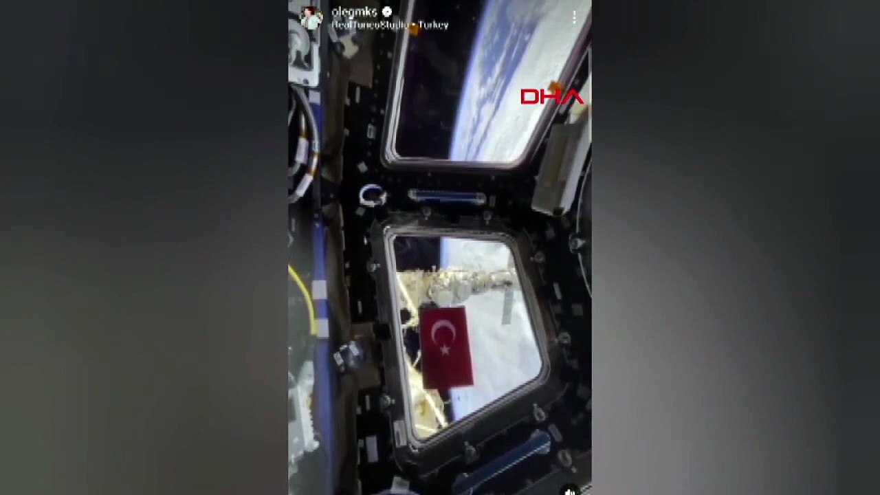 Rus Kozmonot Uzay Mekiğinde Türk Bayrağı Astı
