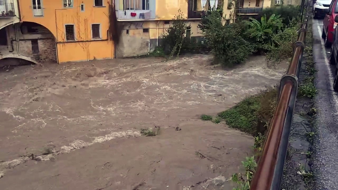 La piena del Magra spaventa Pontremoli e la Lunigiana