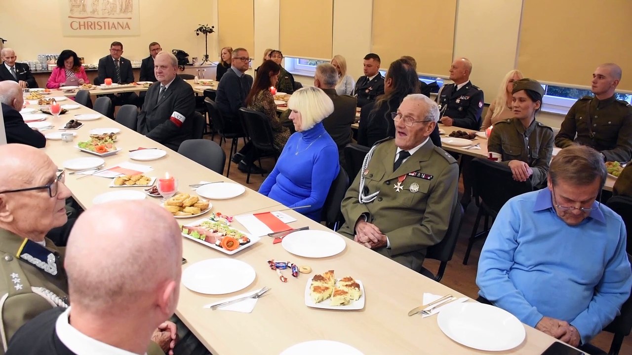 Powstaniec warszawski Aleksander Kaczorowski odznaczony Orderem_