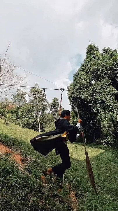 哈利波特铁粉 全副武装体验“飞狐滑索”