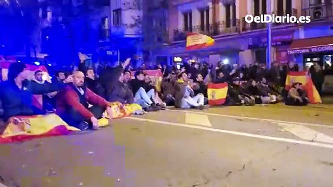Manifestantes se sientan en el suelo frente a la policía: "¡El 1 de octubre yo te defendí!"