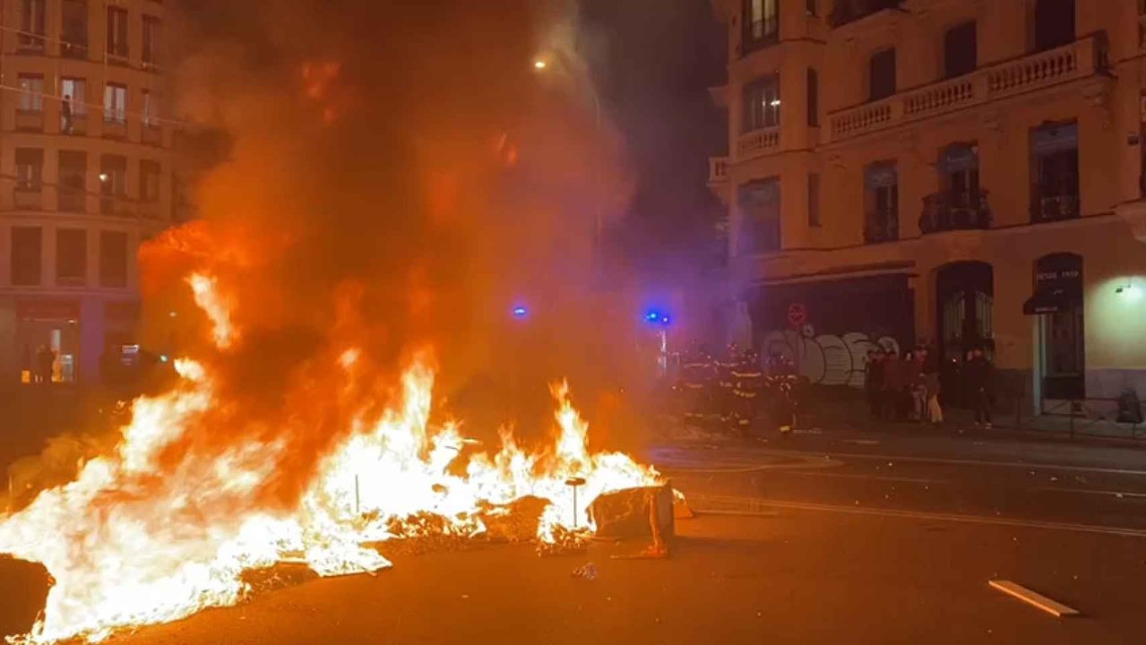 Barricada apagada por los bomberos