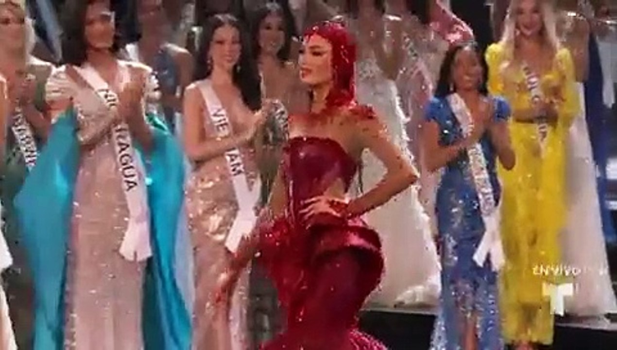 R'Bonney Gabriel desfila por última vez como Miss Universo