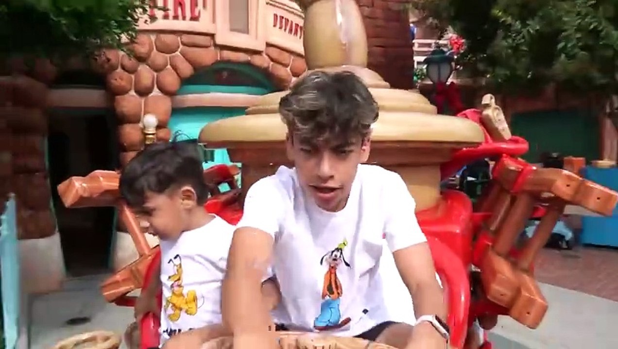 Eating Only DISNEYLAND Food for 24 Hours!- Royalty Family