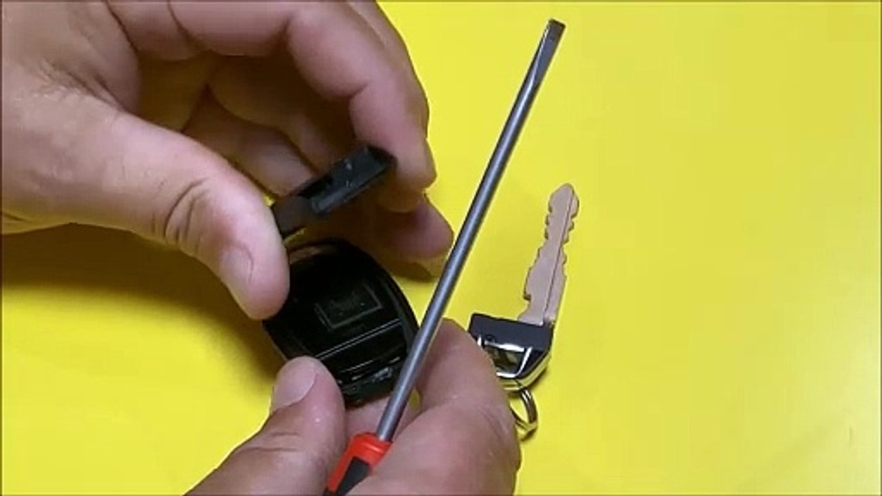 How to Replace the Battery in a 2022 Suzuki Vitara Key FOB