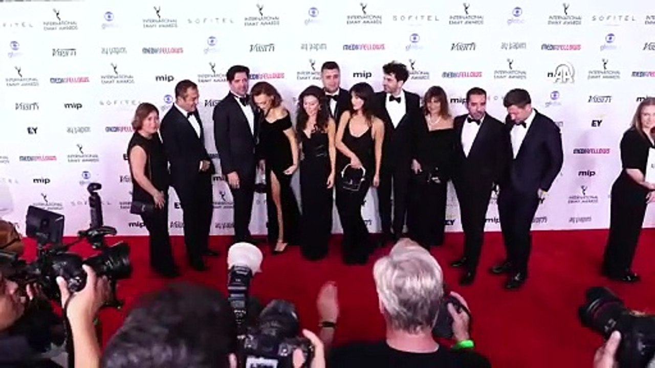 Dizisi Emmy ödülü kazanan Kaan Urgancıoğlu, törendeki dağınık saçlarıyla alay konusu oldu