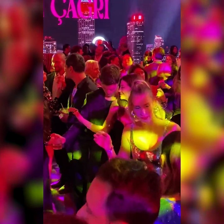 Kıvanç Tatlıtuğ ve Başak Dizer'in dansı olay oldu!