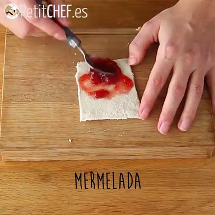 Rollitos de pan de molde con mermelada