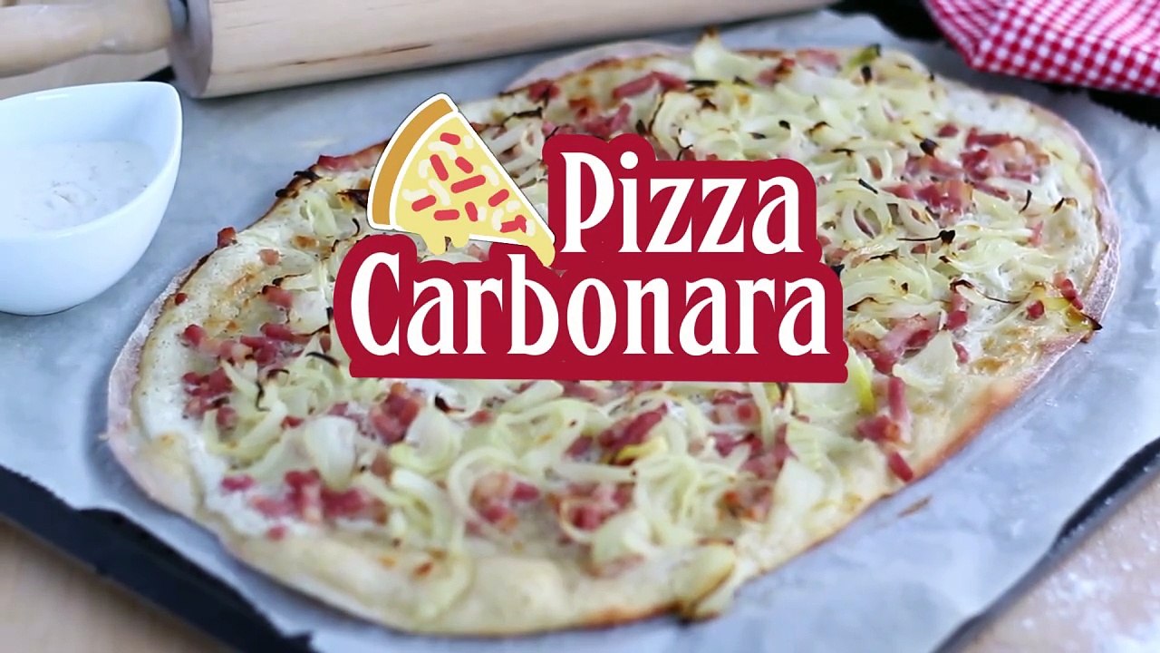 Pizza carbonara con bacon y cebolla