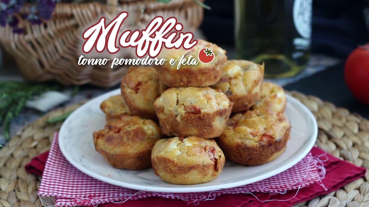 Muffin salati con tonno, pomodoro e feta