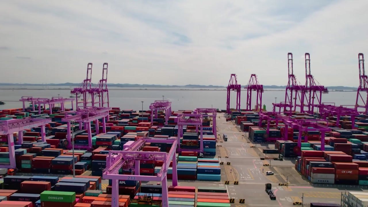 한은, 내년 경제성장률 전망 하향·물가 전망 상향 / YTN