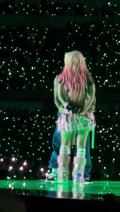 ¡Con un perreíto mor!: Karol G y Feid encienden concierto en Medellín