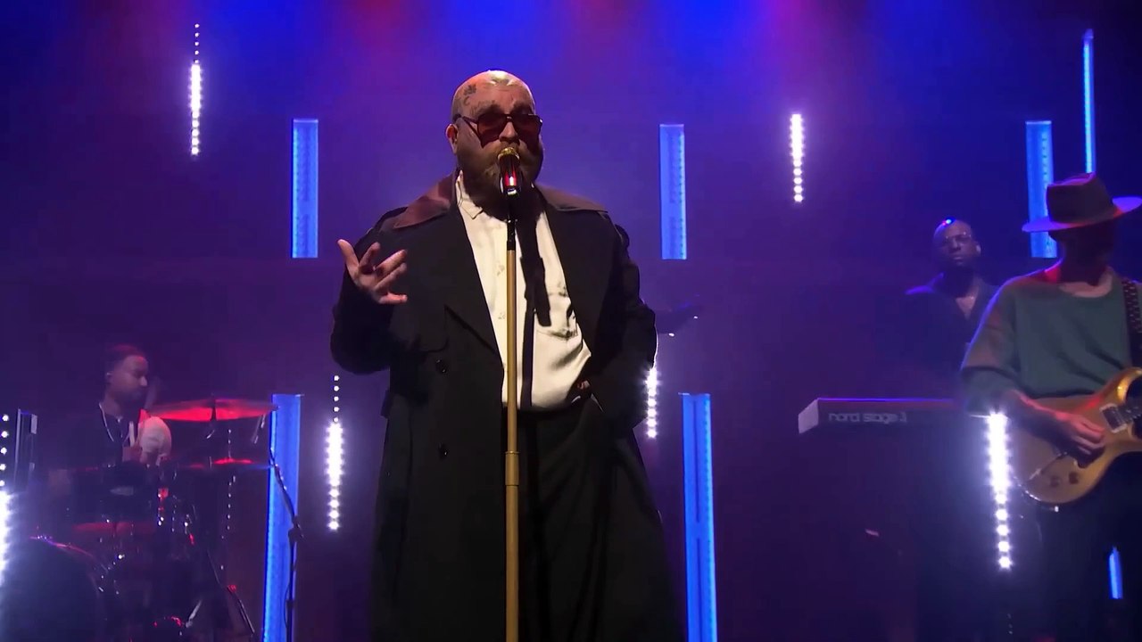 Teddy Swims chante son tube "Lose Control" en live