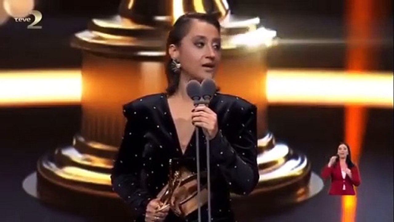 Oyuncu Ecem Erkek'in ödül konuşması hedef alındı