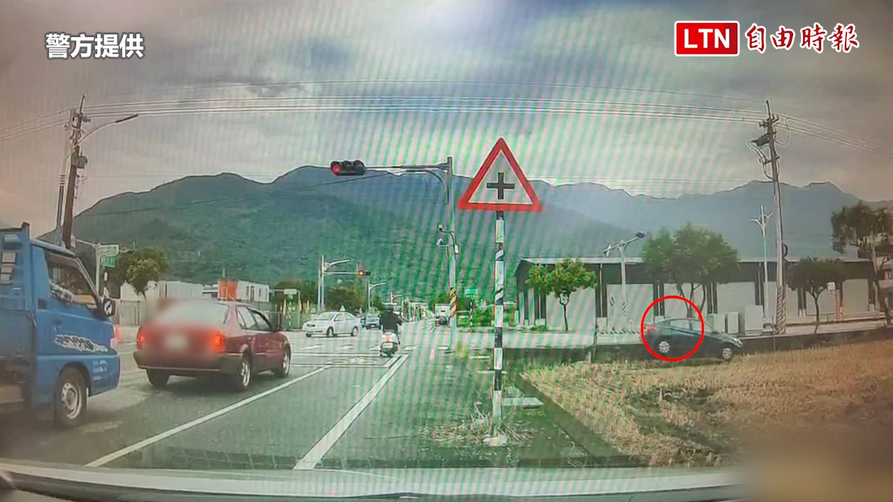 悲！花蓮28歲校護疑閃轉彎車衝入田撞樹亡 驚悚瞬間曝光(警方提供)
