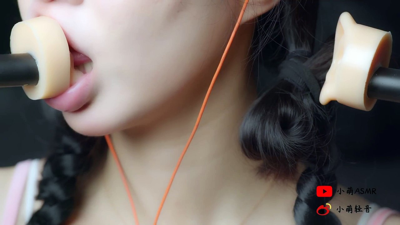 ASMR Comfortable mouth sounds let you relax