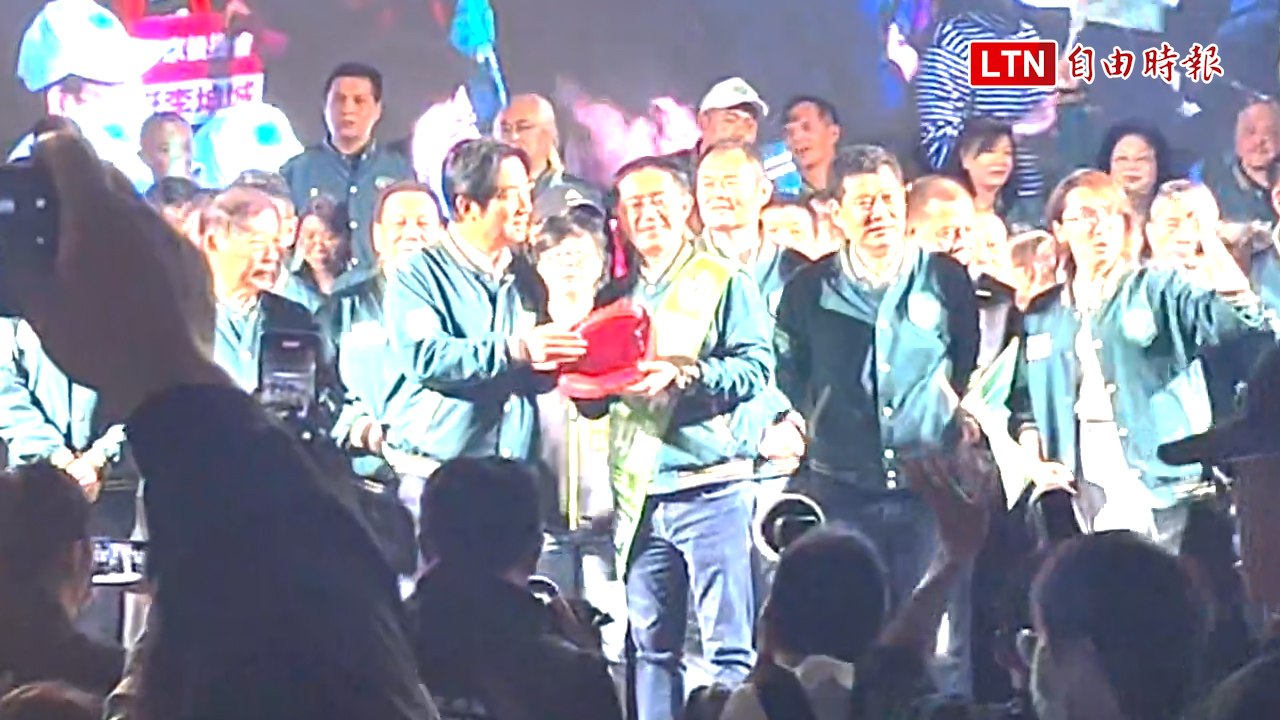 三重輔選李坤城 賴清德贈棒球手套： 接住人民期待