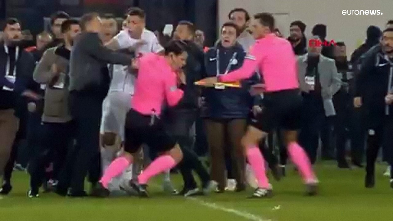 لكمة على وجه حكم تؤجل مباريات الدوري التركي