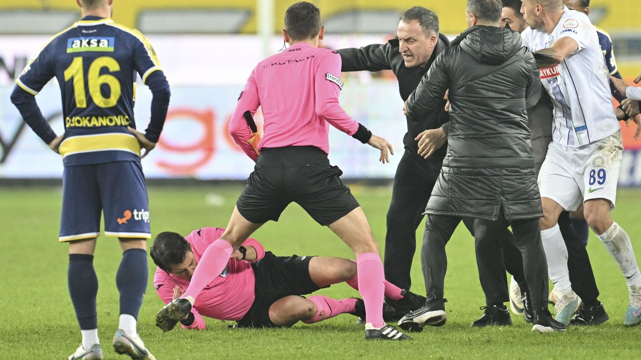 "Denkbar schlechtes Zeichen": Sport-Wissenschaftler Uhrich über Schiedsrichter-Attacke in der Türkei