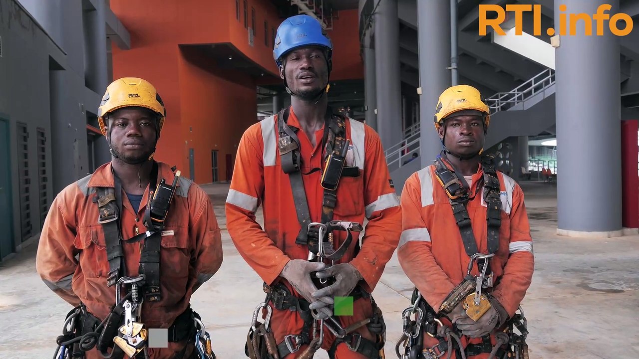 Avant la #CAN2023, ETHAD Afrique, spécialisée dans les travaux en hauteur, fait la toilette du stade