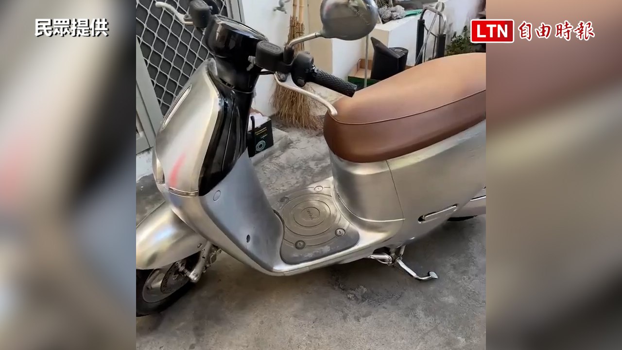 醜爆了！3兄妹送Gogoro當父親節禮物 竊賊把米白噴成白鐵銀（民眾提供）