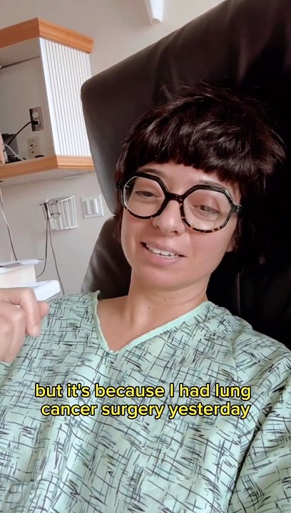 Star di Big Bang Theory annuncia il cancro ai polmoni, 'Non ho mai fumato'