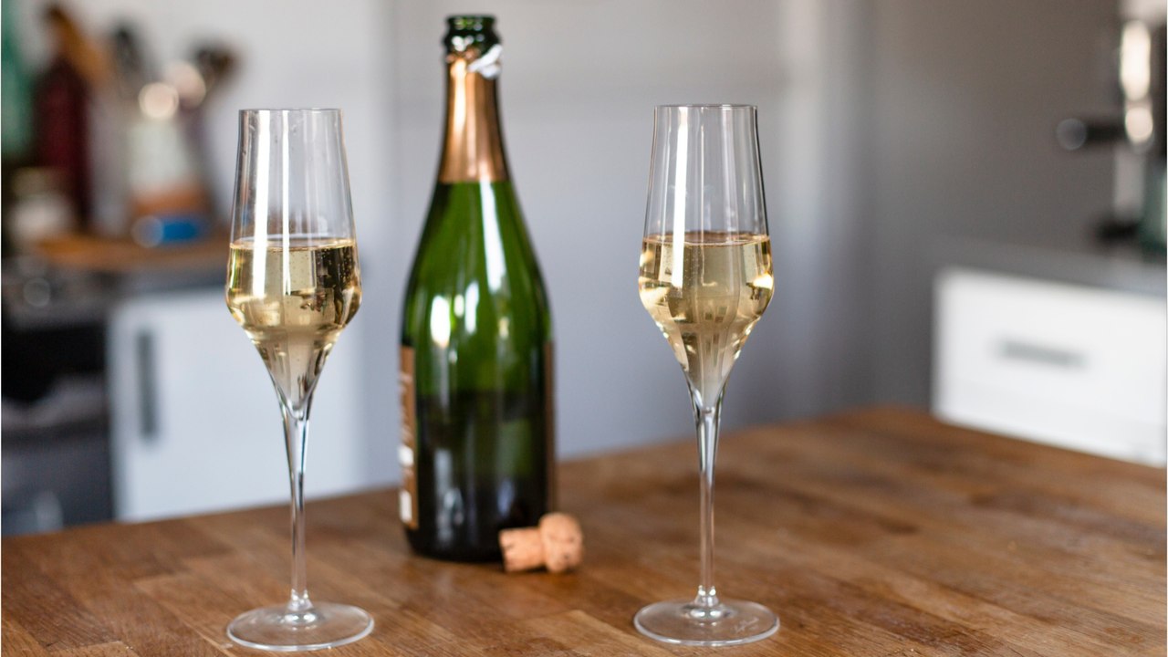 Dunkel, kühl und stehend lagern: So lange ist Sekt haltbar