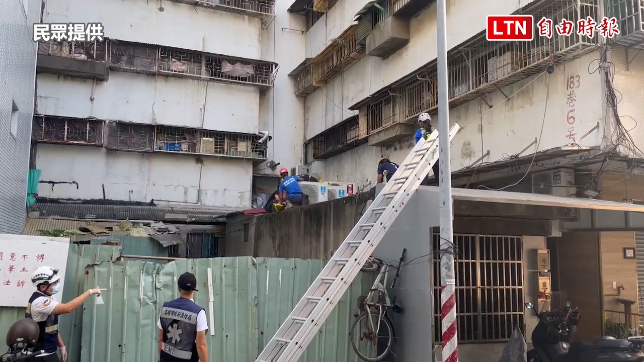 高雄傳男子墜樓 卡鐵皮屋頂脫困已無生命跡象(民眾提供)