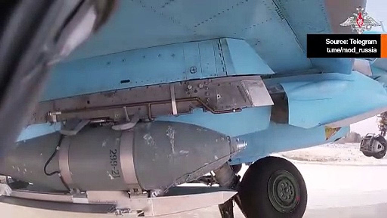 長距離誘導爆弾を搭載したSu-34爆撃機の映像が公開