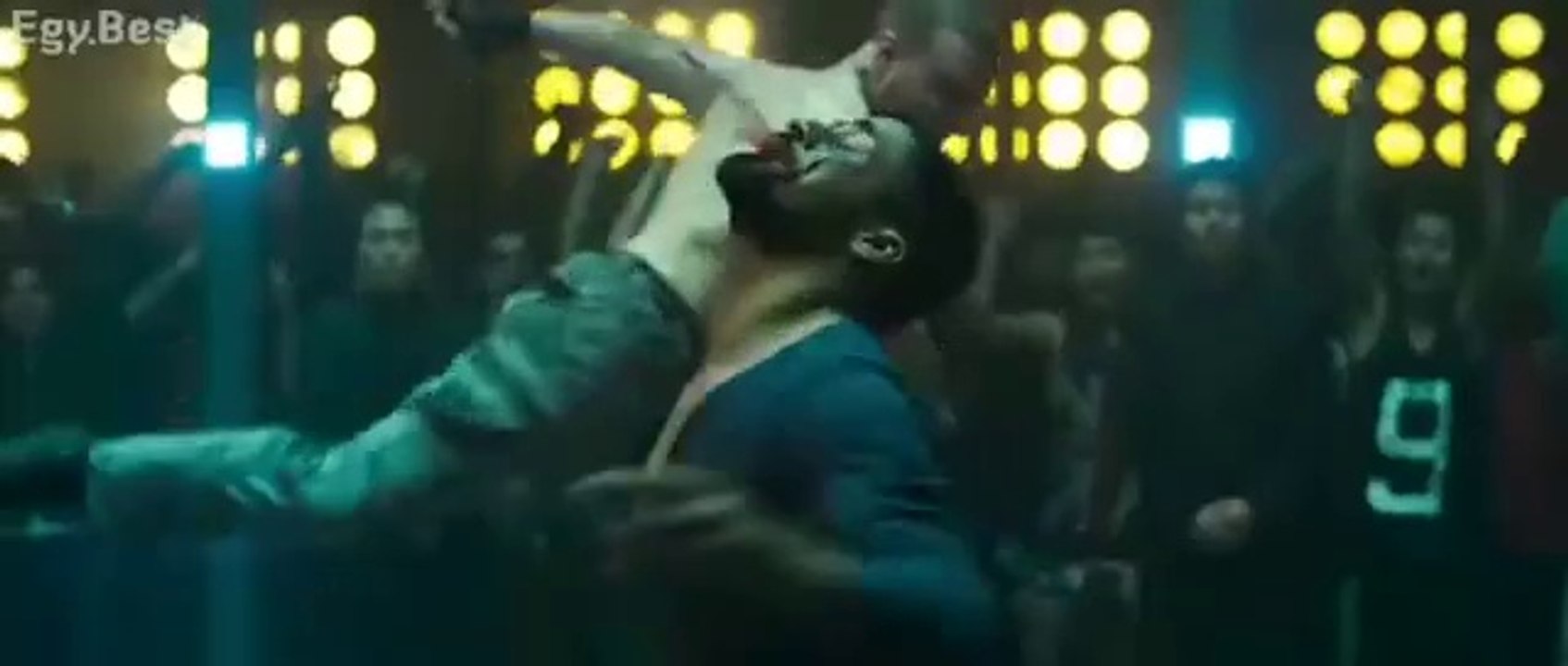 رونى يهزم المصارع  بضربة واحدة فيلم باجي للممثل تايغر شروف