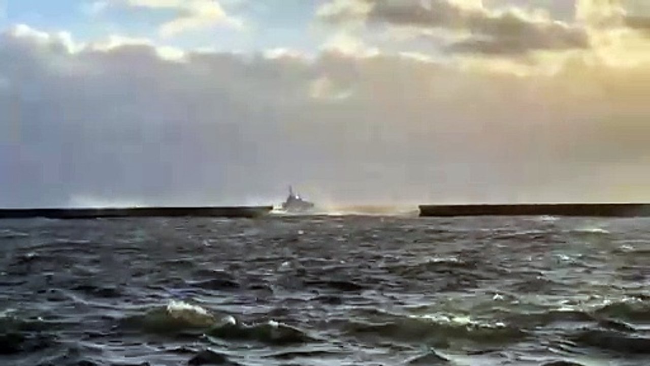 Morski statek ratowniczy "Sztorm" wraca w trakcie sztormu do portu w Gdyni