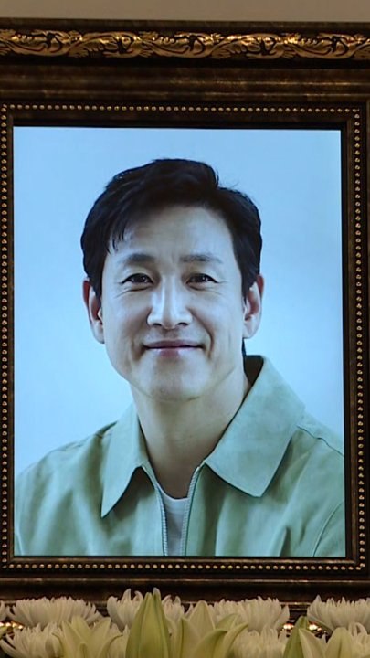 '이선균 빈소' 상주는 전혜진…조정석 눈물, 조진웅 몸도 못 가눠