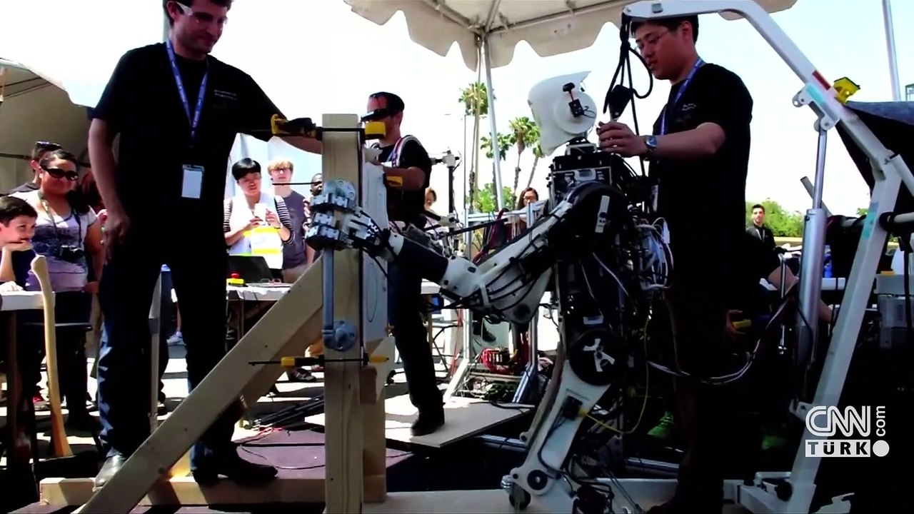 İnsan-robot temasında ilk kan: Tesla fabrikasında robot mühendise saldırdı