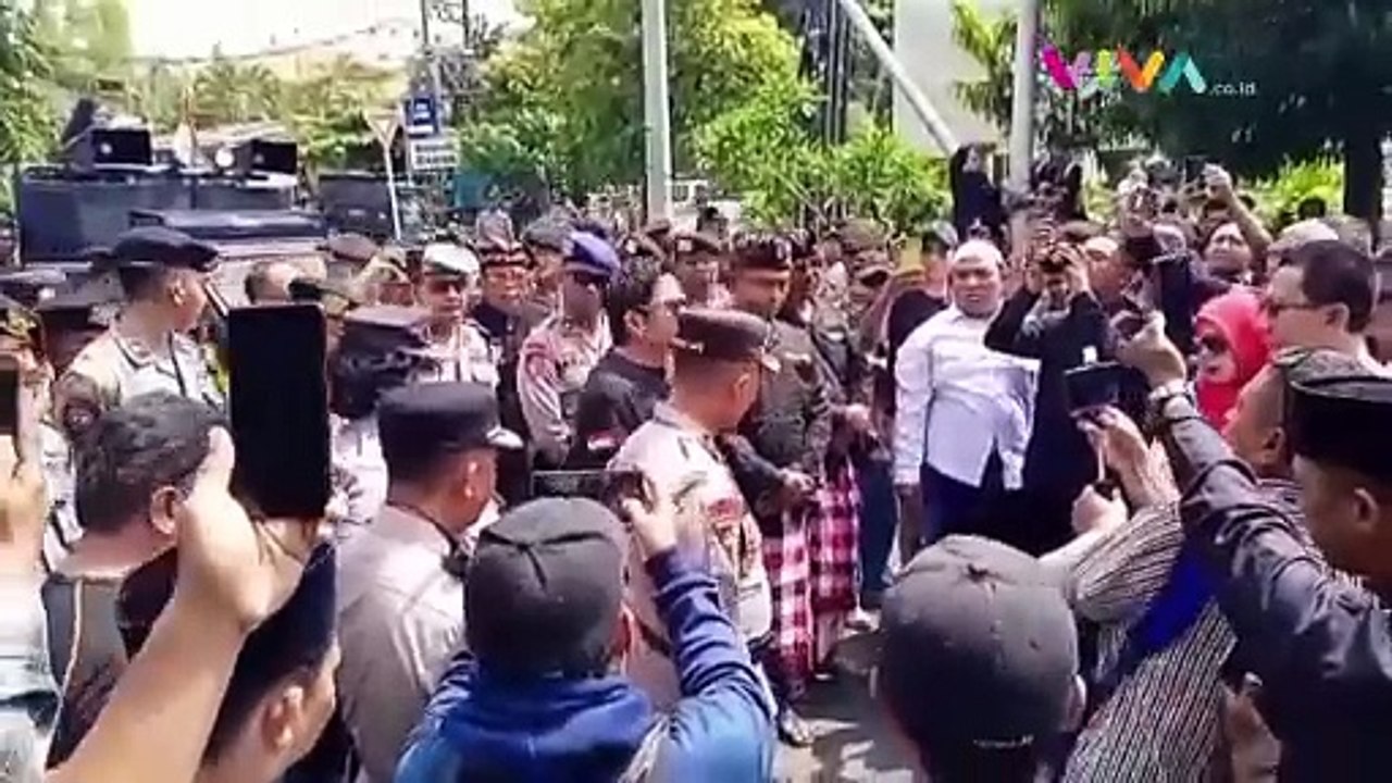 Umat Muslim Turun Gunung Tuntut Arya Wedakarna