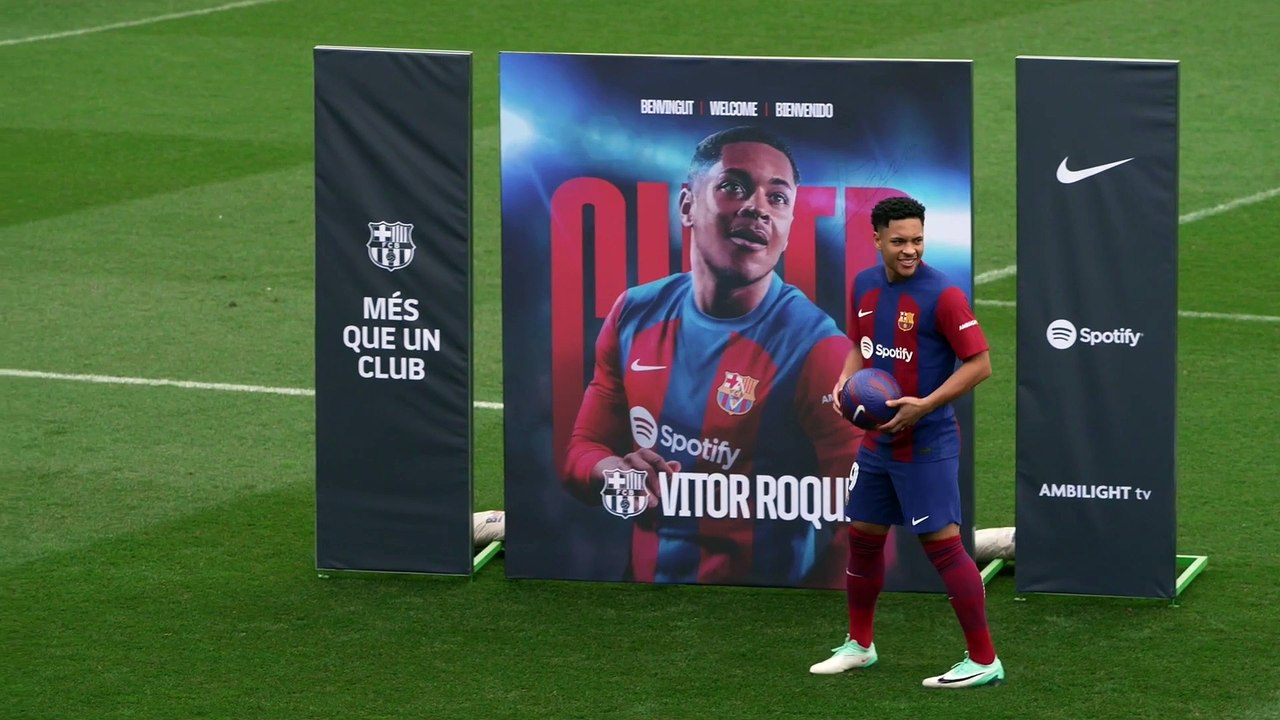 Vitor Roque très à l'aise balle au pied lors de sa présentation