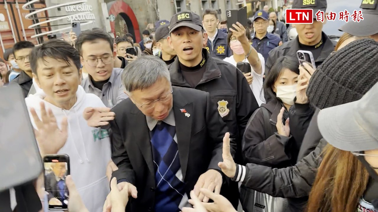 柯文哲高雄駁二當「人形立牌」合影 柯粉大排長龍綿延數百公尺