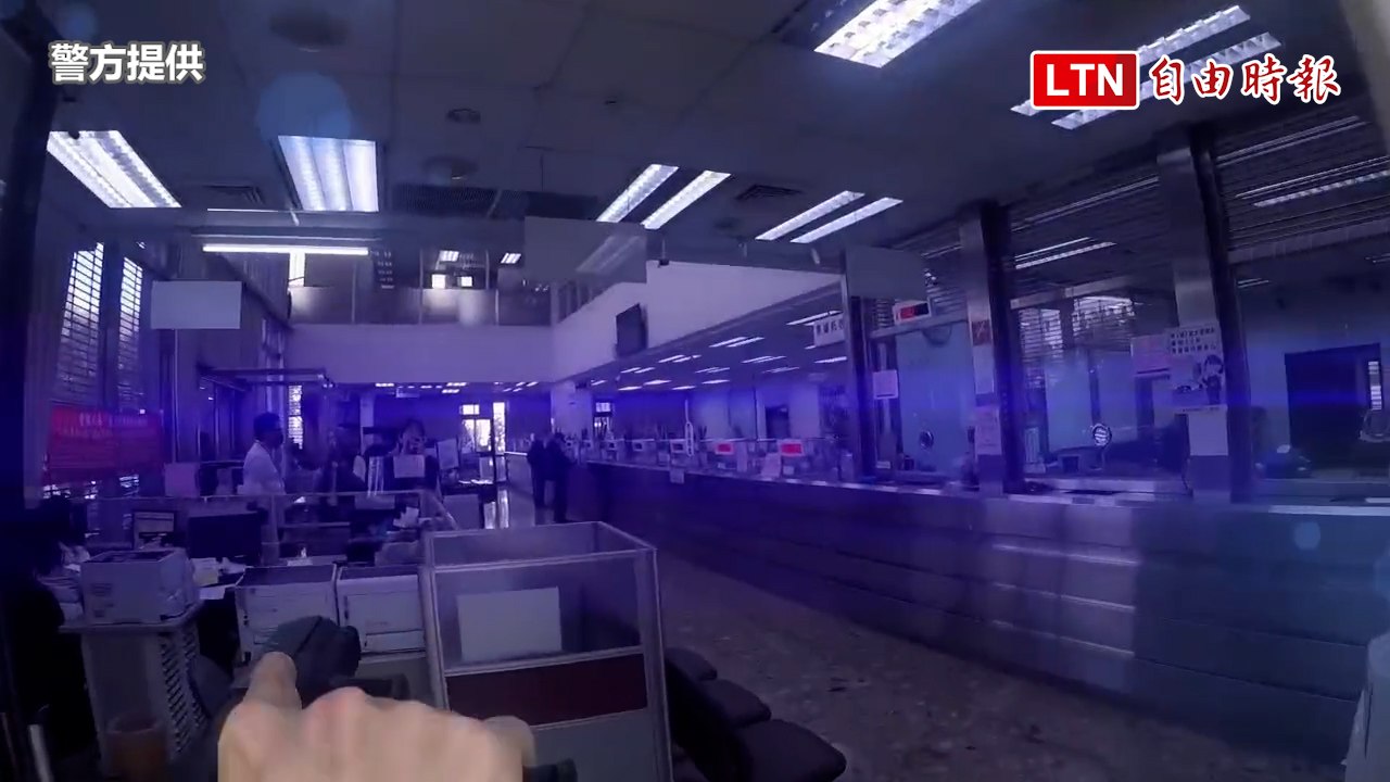 中警拍科幻特效KUSO片 「異世界搶匪、美女行員」超吸睛(警方提供）