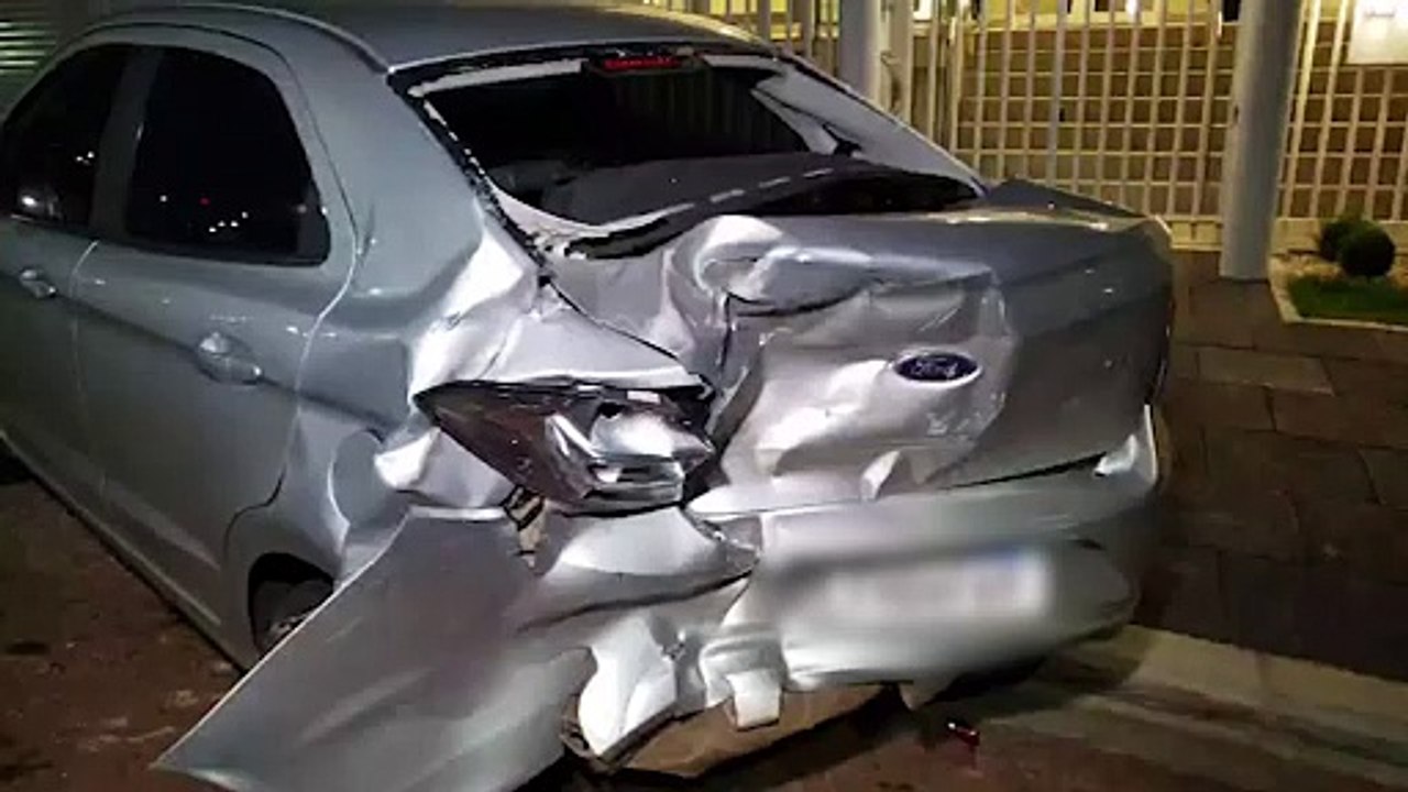 Ka Sedan vira "Hatch", após pancada na traseira