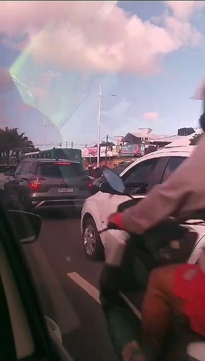 Saída do Baile da Santinha trava trânsito na Avenida Paralela em Salvador