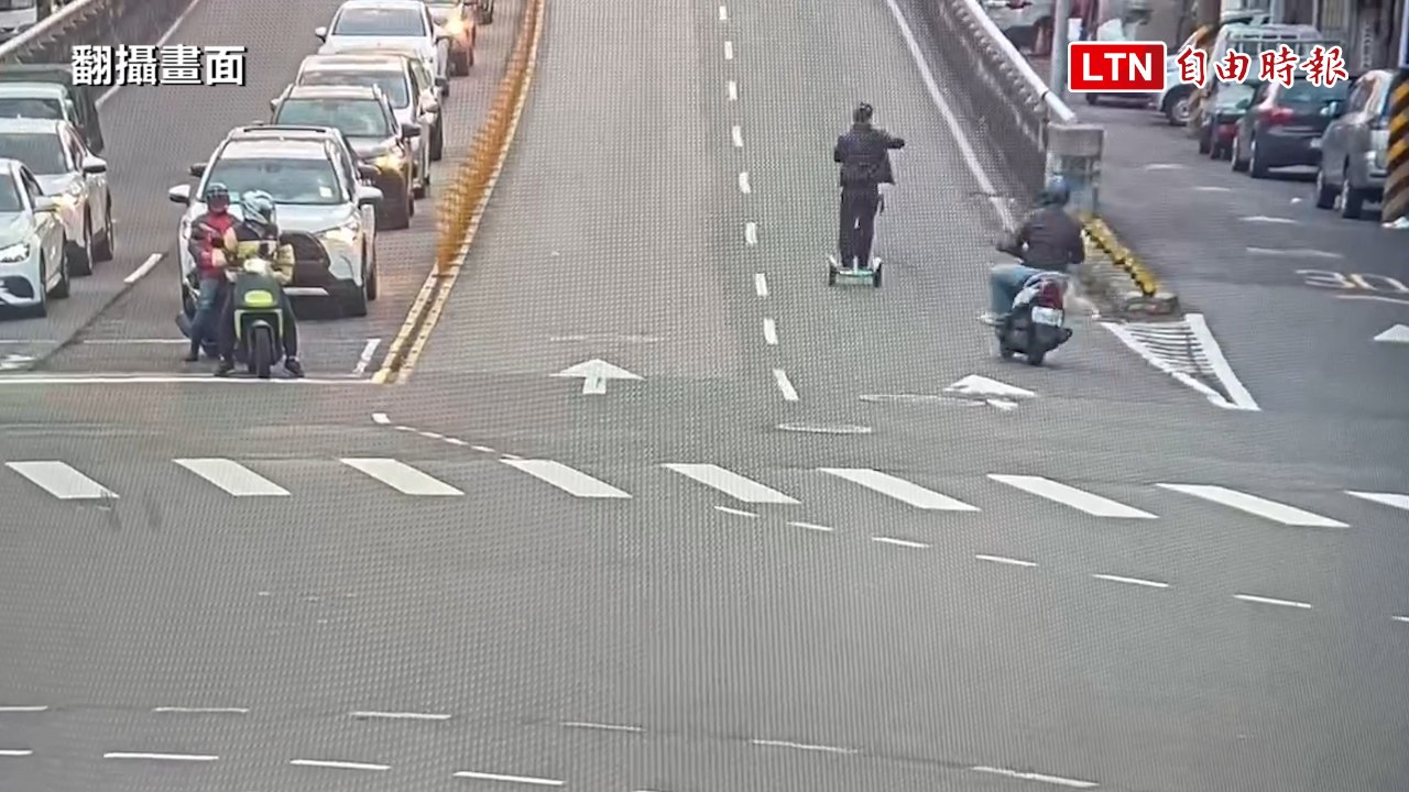 騎電動平衡車上路想「交換」機車 機車騎士拒絕慘遭砸車(翻攝畫面)