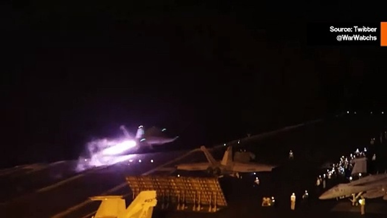 ビデオがイエメンにおけるフーシ派の位置に対する、アメリカと5ヶ国が協力して行った攻撃を示しています。