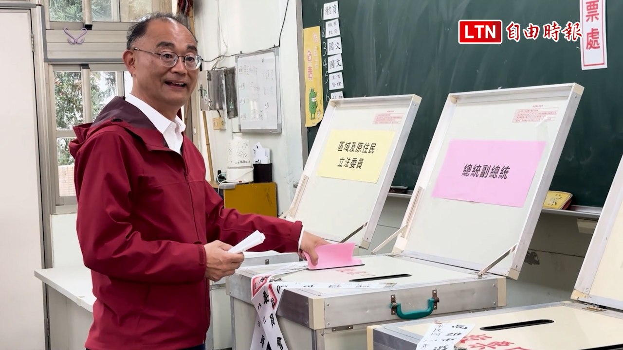 高雄天氣好已現投票排隊人龍 黃柏霖穿紅外套投票討吉利