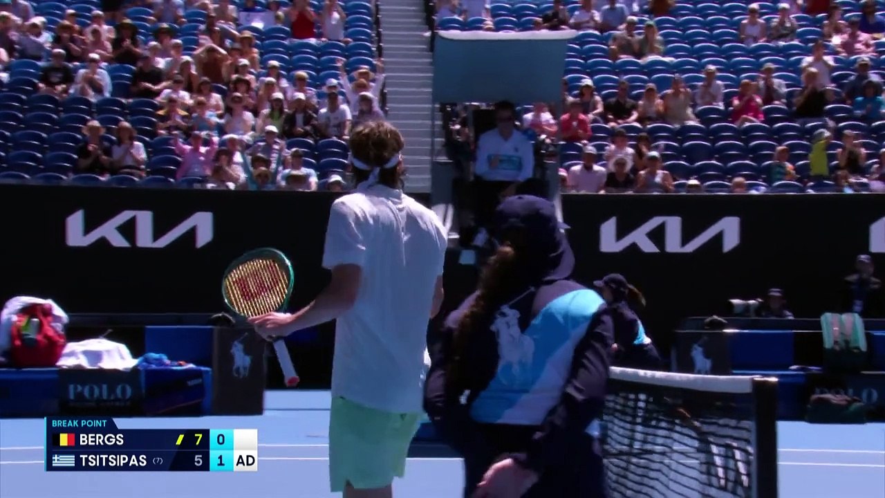 Incroyable réussite : Tsitsipas répond à un effet rétro en tapant la balle... côté adverse