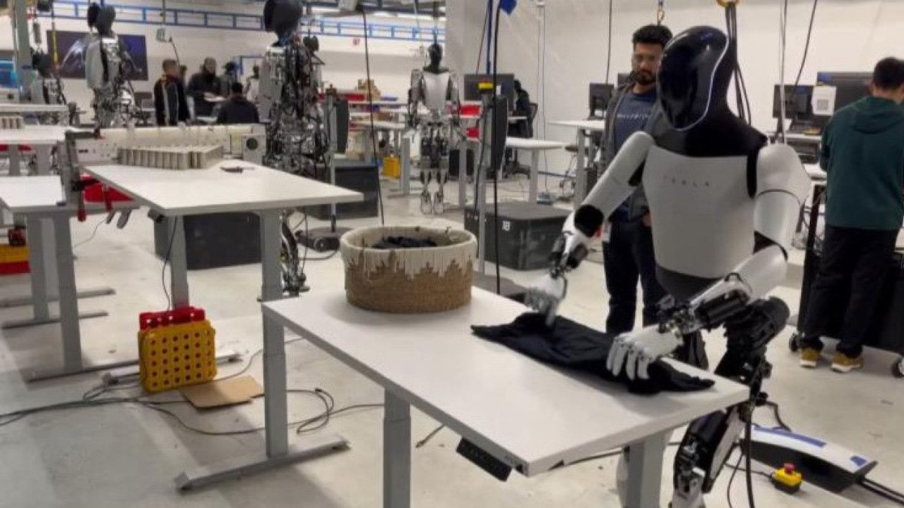 Elon Musk Shares Amazing Moment of Tesla's Humanoid Robot Optimus Folding T-Shirts 🤖