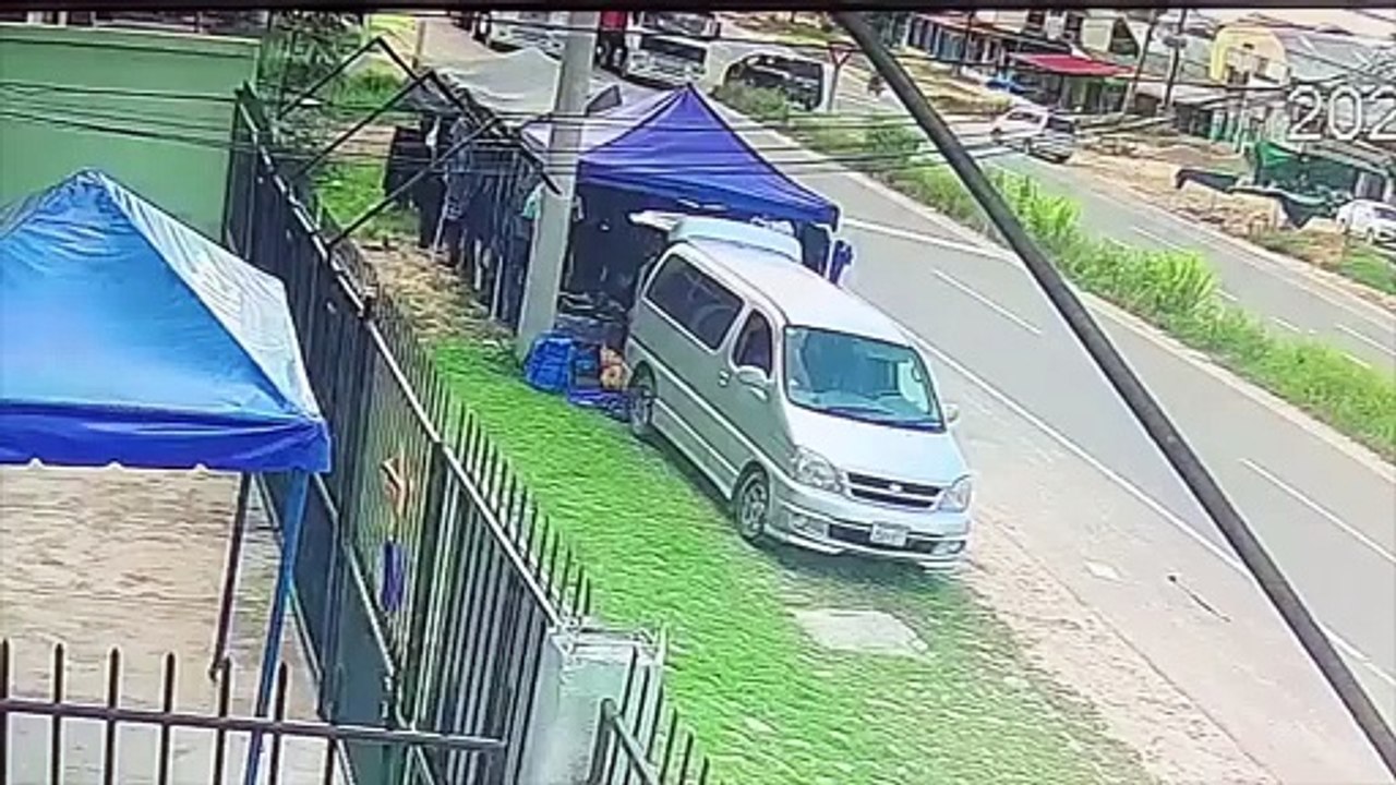 HOMBRE SE LANZA A LAS LLANTAS DE UN CAMIÓN