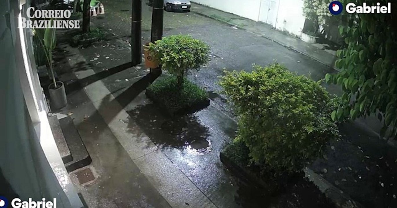 Vídeo mostra momento que homem sai da casa de sócio de galeria na noite do crime