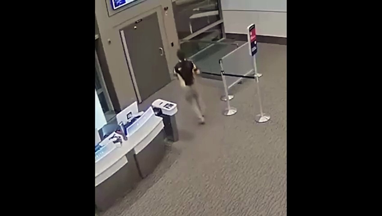 Hombre se encerró en el motor de un avión