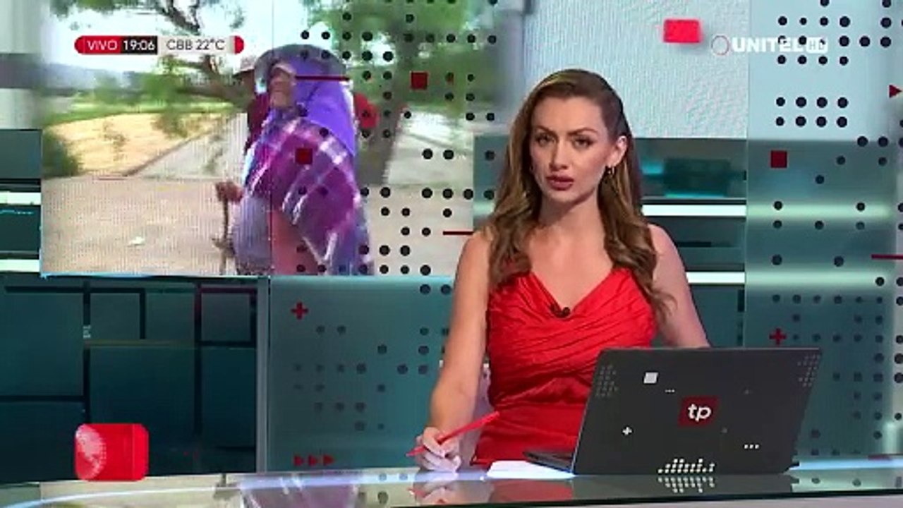 Con un bastón improvisado una mujer de 85 años se dio modos para sortear bloqueos en Parotani